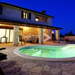 Barban-okolica, šarmantna kamena vila s grijanim bazenom