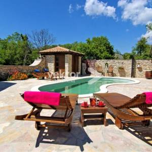 Barban-okolica, šarmantna kamena vila s grijanim bazenom