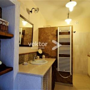 Barban-okolica, šarmantna kamena vila s grijanim bazenom