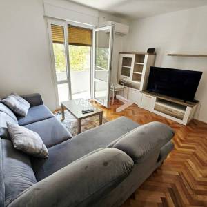 Belveder, uredan 2-soban s balkonom, najam