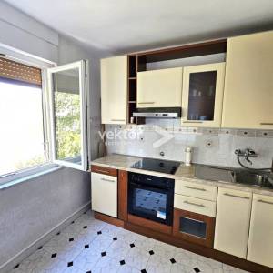 Belveder, uredan 2-soban s balkonom, najam