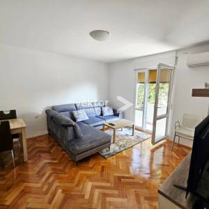 Belveder, uredan 2-soban s balkonom, najam