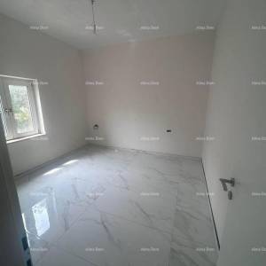 Blizina grada Poreča – prostrani stan u prizemlju s dvorištem