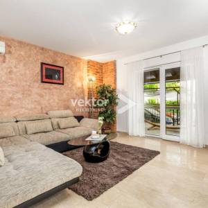 Bregi, atraktivna kuća s bazenom, za investiciju