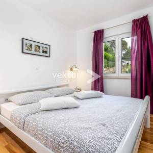 Bregi, atraktivna kuća s bazenom, za investiciju