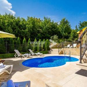 Bregi, atraktivna kuća s bazenom, za investiciju