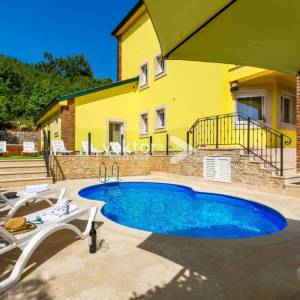 Bregi, atraktivna kuća s bazenom, za investiciju