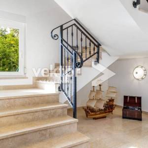 Bregi, atraktivna kuća s bazenom, za investiciju