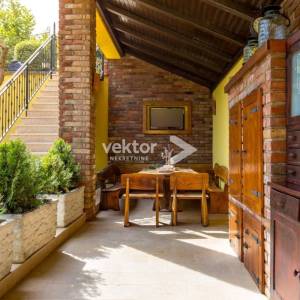 Bregi, atraktivna kuća s bazenom, za investiciju