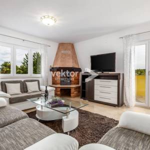 Bregi, atraktivna kuća s bazenom, za investiciju