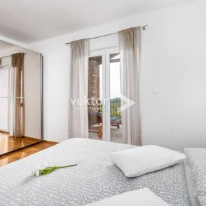 Bregi, atraktivna kuća s bazenom, za investiciju