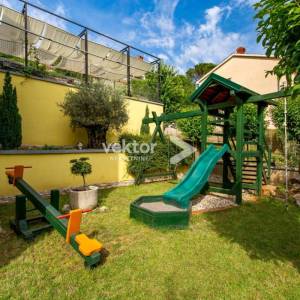 Bregi, atraktivna kuća s bazenom, za investiciju