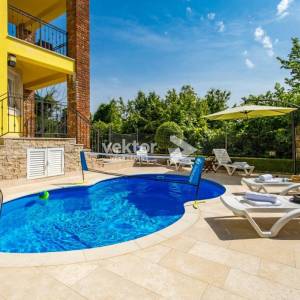 Bregi, atraktivna kuća s bazenom, za investiciju