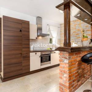 Bregi, atraktivna kuća s bazenom, za investiciju