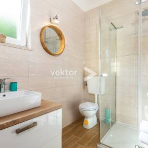 Bregi, atraktivna kuća s bazenom, za investiciju