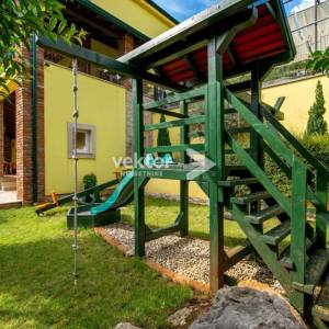 Bregi, atraktivna kuća s bazenom, za investiciju