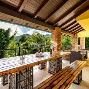 Bregi, atraktivna kuća s bazenom, za investiciju