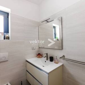 Bregi, kuća s bazenom i lijepim pogledom na more