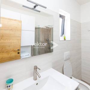 Bregi, kuća s bazenom i lijepim pogledom na more