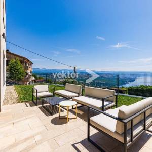 Bregi, kuća s bazenom i lijepim pogledom na more