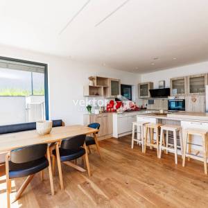 Bregi, kuća s bazenom i lijepim pogledom na more