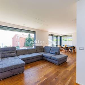 Bregi, kuća s bazenom i lijepim pogledom na more