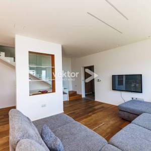 Bregi, kuća s bazenom i lijepim pogledom na more