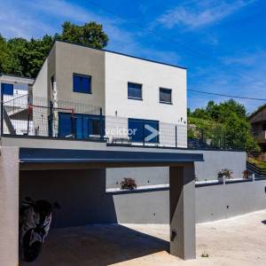 Bregi, kuća s bazenom i lijepim pogledom na more