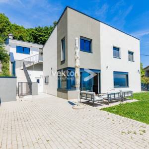 Bregi, kuća s bazenom i lijepim pogledom na more