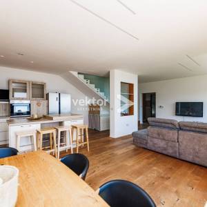 Bregi, kuća s bazenom i lijepim pogledom na more