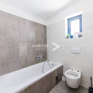 Bregi, kuća s bazenom i lijepim pogledom na more