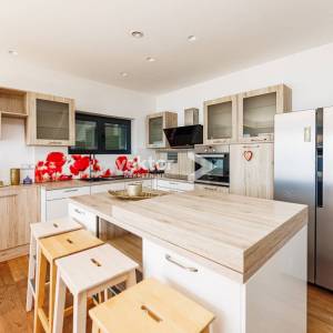 Bregi, kuća s bazenom i lijepim pogledom na more