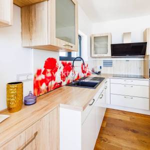 Bregi, kuća s bazenom i lijepim pogledom na more