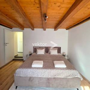 Brseč, dvojna kuća, terasa, konoba, okućnica