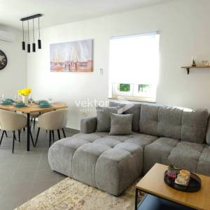 Brseč, dvojna kuća, terasa, konoba, okućnica