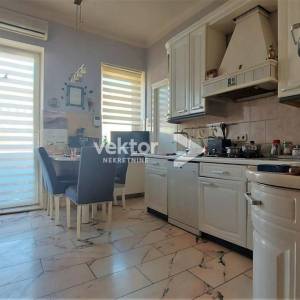 Bulevard, gospodski stan s tri balkona, otvoren pogled, garaža