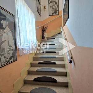 Bulevard, gospodski stan s tri balkona, otvoren pogled, garaža