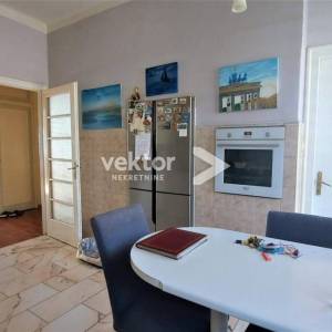 Bulevard, gospodski stan s tri balkona, otvoren pogled, garaža