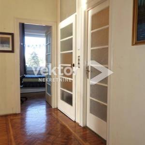 Bulevard, gospodski stan s tri balkona, otvoren pogled, garaža