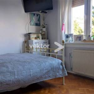 Bulevard, gospodski stan s tri balkona, otvoren pogled, garaža