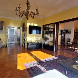 Bulevard, gospodski stan s tri balkona, otvoren pogled, garaža