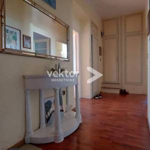 Bulevard, gospodski stan s tri balkona, otvoren pogled, garaža