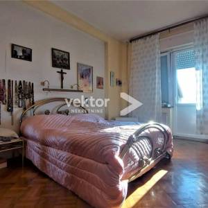 Bulevard, gospodski stan s tri balkona, otvoren pogled, garaža