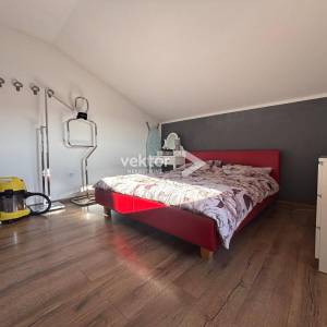 Čavle, samostojeća kuća s dva stana i velikom okućnicom