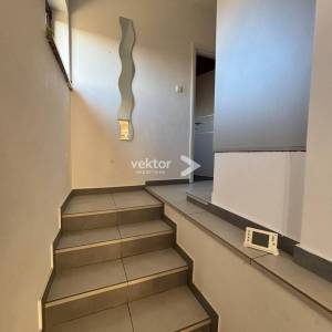 Čavle, samostojeća kuća s dva stana i velikom okućnicom