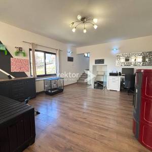 Čavle, samostojeća kuća s dva stana i velikom okućnicom