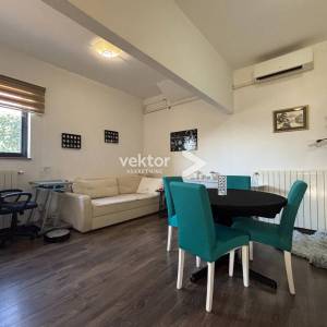 Čavle, samostojeća kuća s dva stana i velikom okućnicom