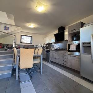 Čavle, samostojeća kuća s dva stana i velikom okućnicom