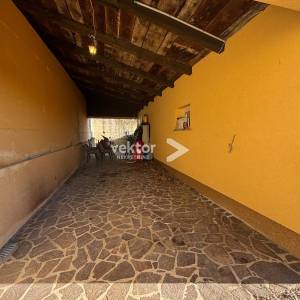 Čavle, samostojeća kuća s dva stana i velikom okućnicom