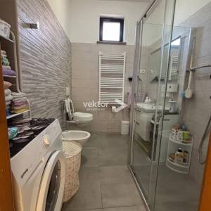 Čavle, samostojeća kuća s dva stana i velikom okućnicom